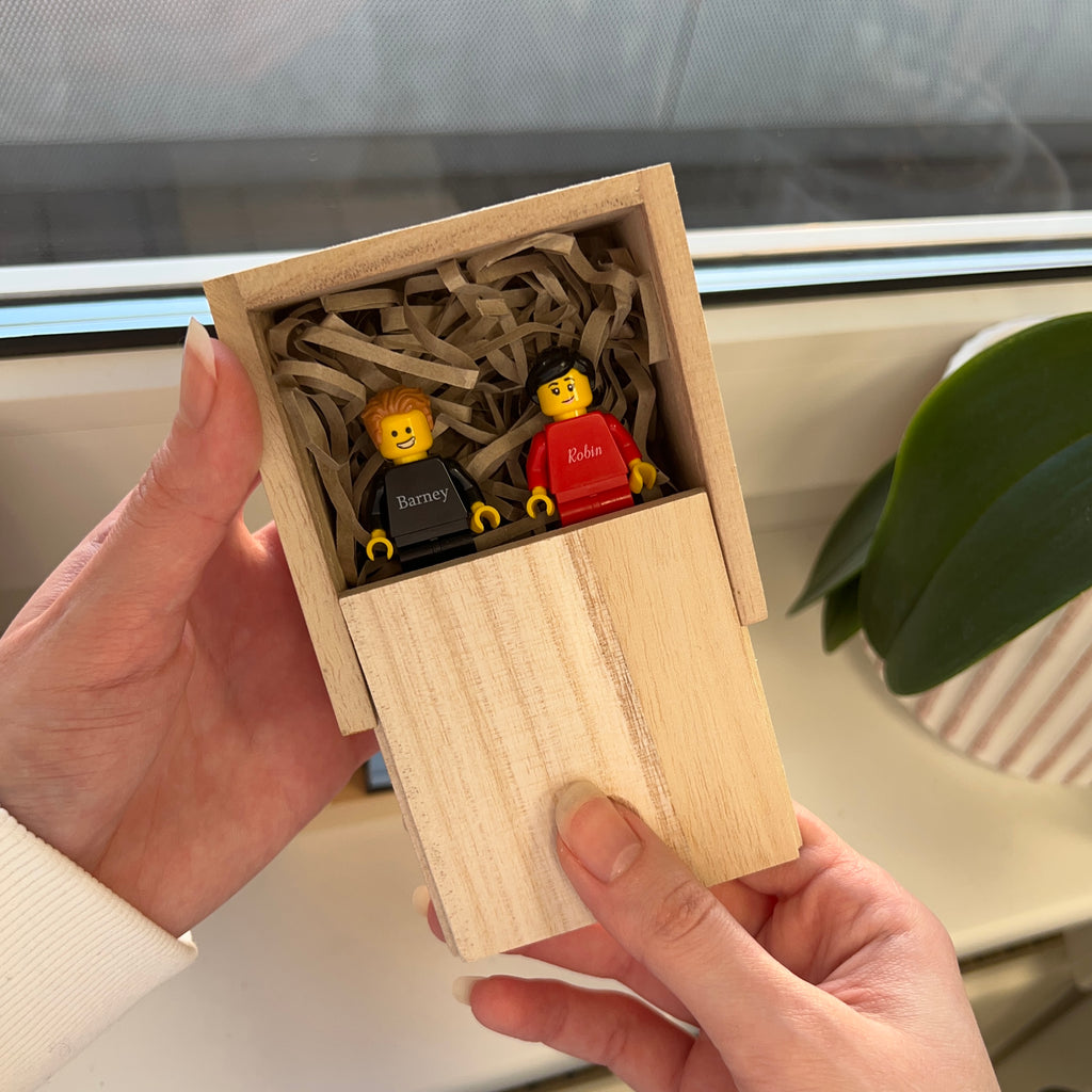 Normies - Brick Duo mit Holz Kiste Display